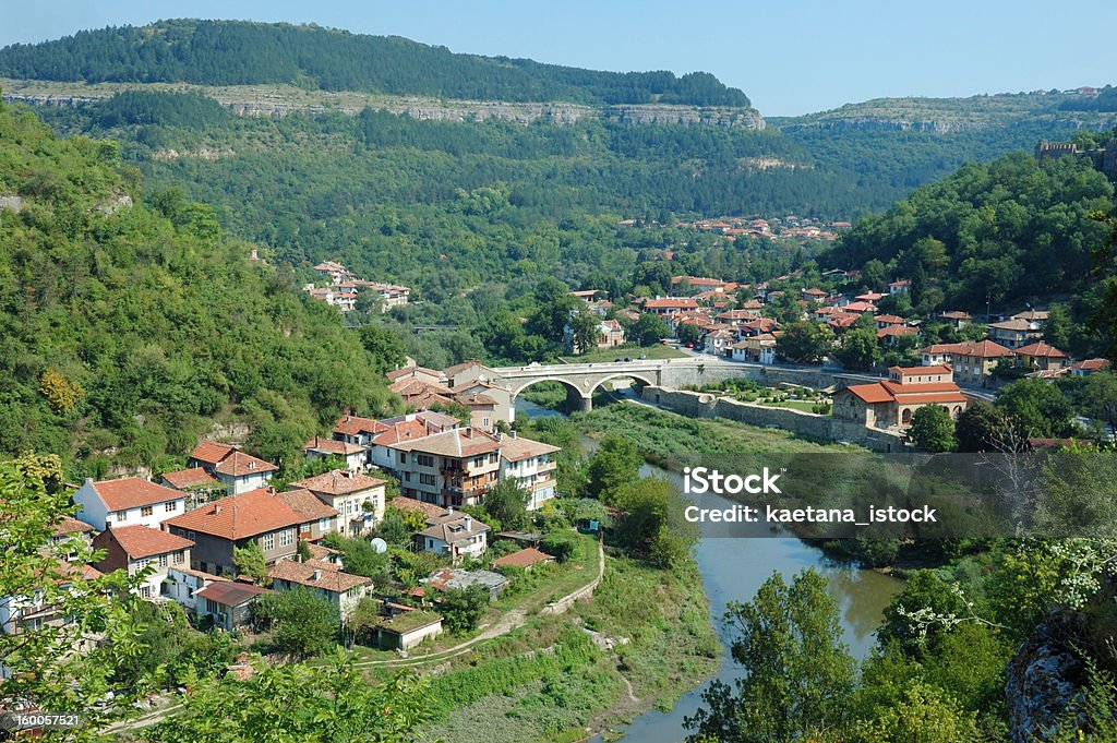 Veliko Tarnovo velho panorama da Tsarevets hill, Bulgária. - Foto de stock de Adulação royalty-free