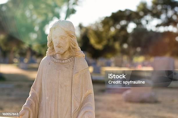 Photo libre de droit de Jésus Dans Le Cimetière banque d'images et plus d'images libres de droit de Arbre - Arbre, Catholicisme, Christianisme