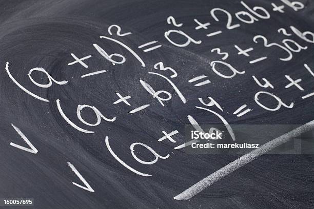 Equações Matemáticas No Quadro Negro - Fotografias de stock e mais imagens de Álgebra - Álgebra, Branco, Conceitos e tópicos