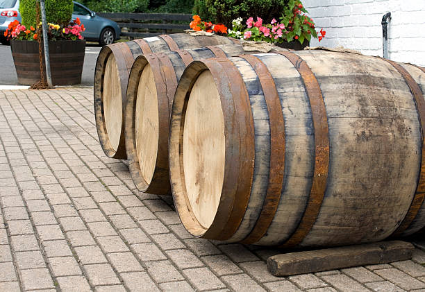 ウィスキーバレル - whisky barrel distillery hard liquor ストックフォトと画像