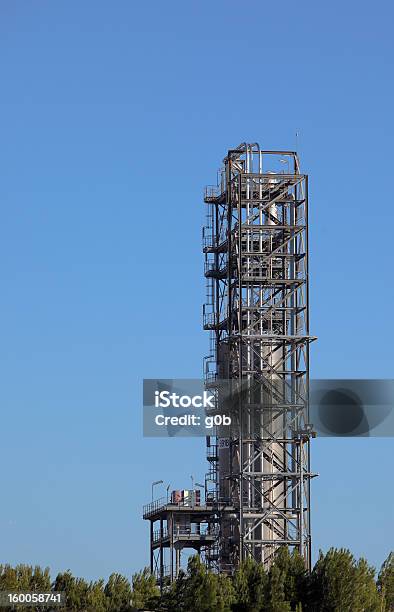 Photo libre de droit de Tour Dans La Raffinerie De Pétrole banque d'images et plus d'images libres de droit de Arbre - Arbre, Bleu, Brûler