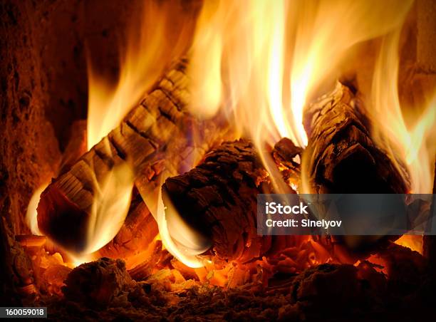 Burning Billets Foto de stock y más banco de imágenes de Calor - Calor, Ceniza, Chimenea - Construcción para calentarse