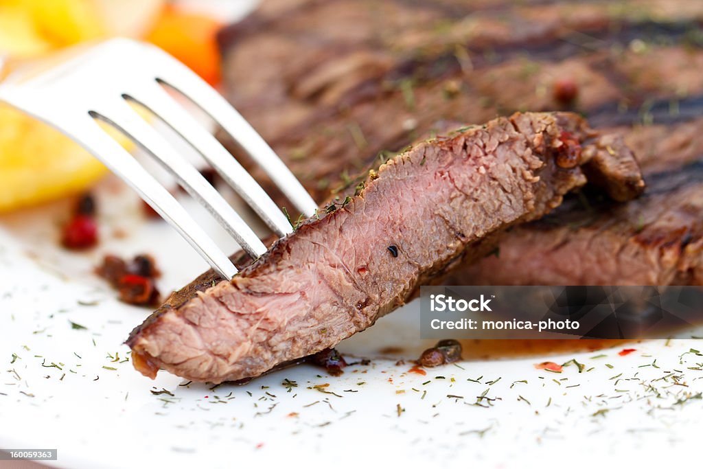 Bistec Nueva York Strip, a la parrilla, con papas horneadas - Foto de stock de Al horno libre de derechos