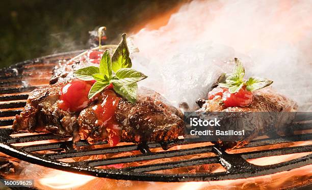 Spessore Di Maiale Alla Griglia Di Carne Su Un Barbecue Rosso Marinata Fiamme - Fotografie stock e altre immagini di Alla griglia