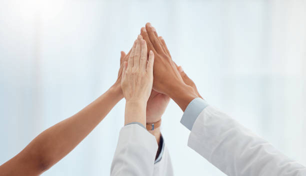 Closeup, doctors and nurses in hospital high five hands for team building success, motivation or healthcare support. Diversity, medical and people in achievement, collaboration and winner celebration de cerca, los médicos y enfermeras en el hospital chocan las cinco manos para el éxito de la formación de equipos, la motivación o el apoyo a la atención médica. diversidad, médicos y personas en logros, colaboración y celebración del ganador