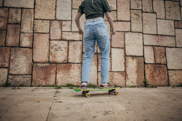 istock Young woman riding skateboard 1600736471