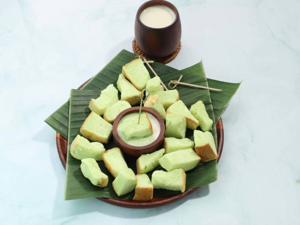 istock Sliced bread with custard and pandan sauce 1600809856