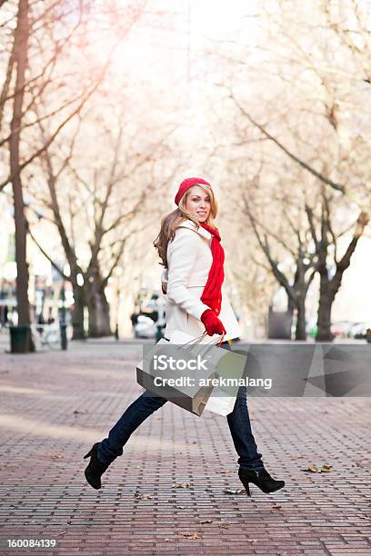 Europäischer Abstammung Frau Shopping Stockfoto und mehr Bilder von Einzelhandel - Konsum - Einzelhandel - Konsum, Winter, Attraktive Frau