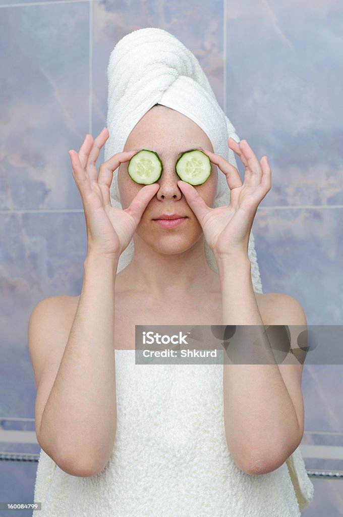 Mujer con los ojos de los pepinos en - Foto de stock de Adulto libre de derechos