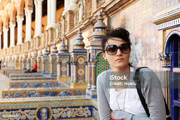 Foto de Real Mulher Caucasiana Sentada Em Sevilha e mais fotos de stock de Sevilha - Sevilha, 20 Anos, 30 Anos