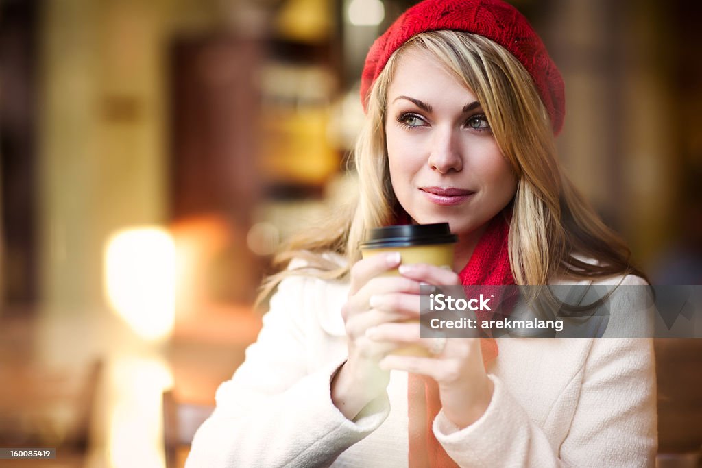 Kobieta pije kawę - Zbiór zdjęć royalty-free (Blond włosy)