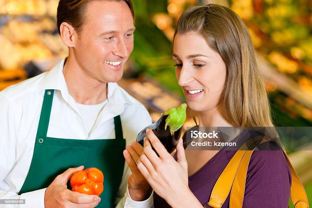 Mulher no supermercado e comprar assistente - Foto de stock de Adulto royalty-free