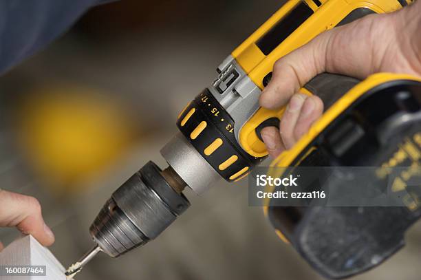 Carpinteiro Usando Uma Broca De Energia Portáteis - Fotografias de stock e mais imagens de Adulto - Adulto, Broca, Carpintaria