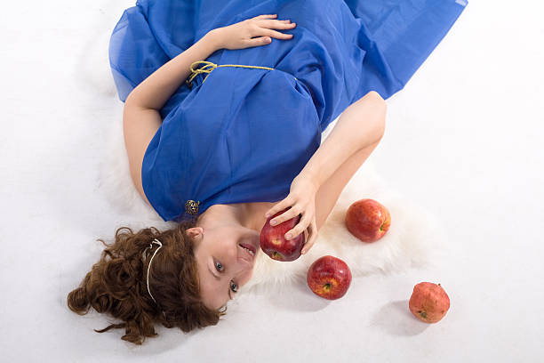 лежать lady with apples - women nymph hairstyle mythology стоковые фото и изображения