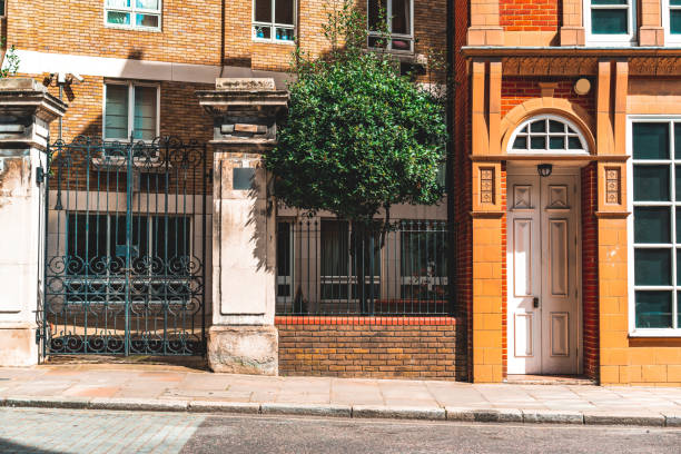 istock Classic architectural wall in London street 1600910716