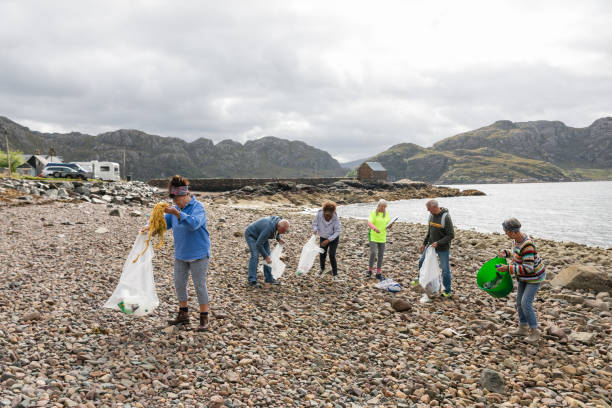 beach clean up con gli amici - torridon foto e immagini stock