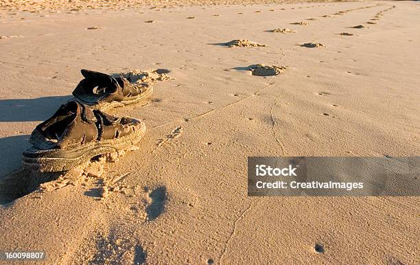 Sandały Na Plaży - zdjęcia stockowe i więcej obrazów Fala przybrzeżna - Fala przybrzeżna, Plaża, Sandał