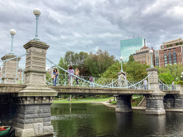 pont dans le jardin public de boston, boston, massachusetts - boston formal garden bridge park photos et images de collection
