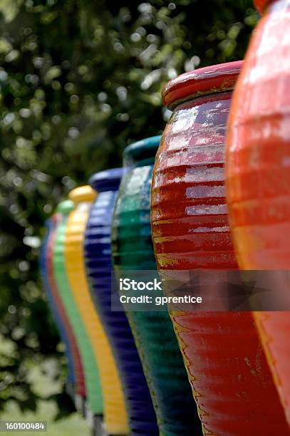 Fila Di Ceramica Colorata - Fotografie stock e altre immagini di Ambientazione esterna - Ambientazione esterna, Arancione, Blu