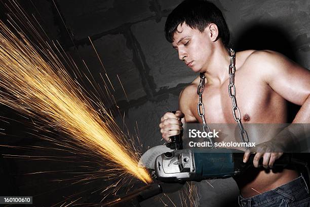Trabalhador Corta Metal - Fotografias de stock e mais imagens de Alicate Bloqueador - Alicate Bloqueador, Musculado, Adulto