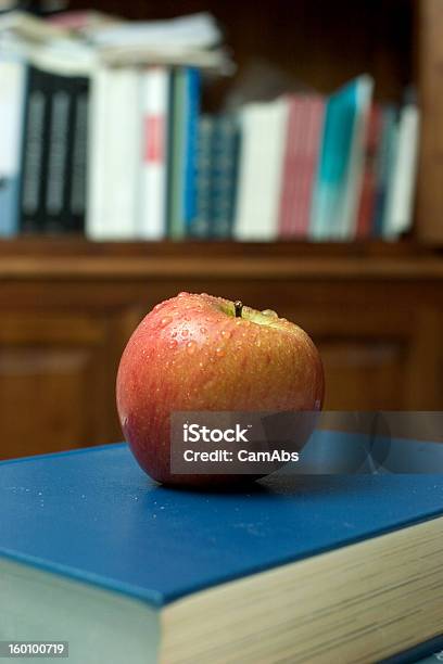 Foto de Apple E Livros e mais fotos de stock de Aprender - Aprender, Biblioteca, Comida