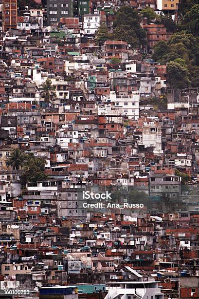Foto de Favela No Rio De Janeiro Brasil e mais fotos de stock de Aldeia - Aldeia, Amontoamento, América do Sul