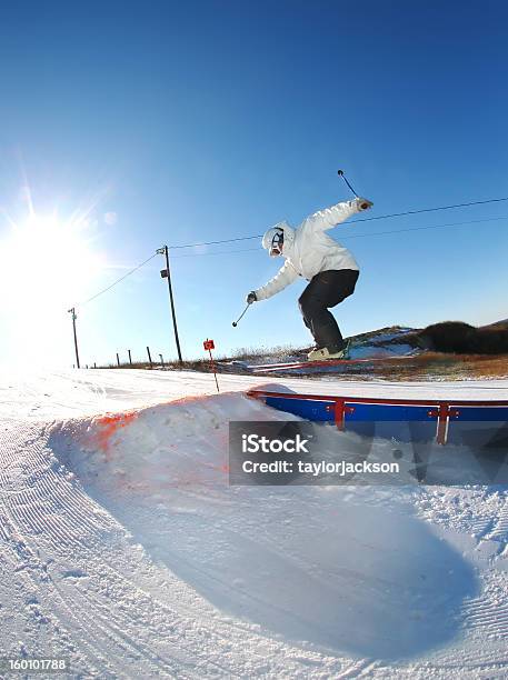 Esqui Livre - Fotografias de stock e mais imagens de Esqui - Esqui e snowboard - Esqui - Esqui e snowboard, Adulto, Atividade