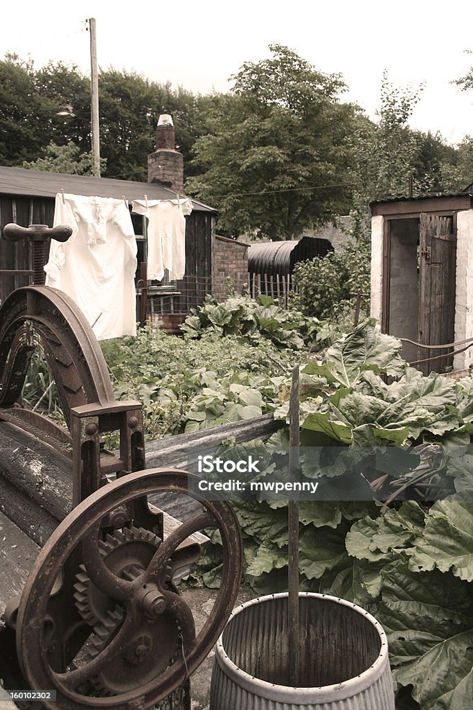 War-time 1940 garden War-time 1940 garden from terraced housing. Mangle and washing visable. Anderson (air raid) shelter in background. Bombing Stock Photo