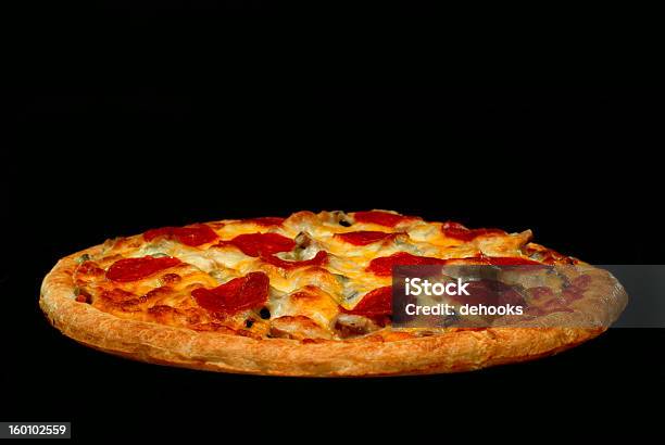 Foto de Pizza De Pepperoni Isolado No Preto e mais fotos de stock de Pizza - Pizza, Fundo preto, Nível da superfície