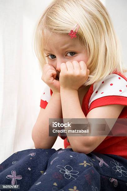 Foto de Triste Três Anos e mais fotos de stock de 2-3 Anos - 2-3 Anos, Azul, Cabelo Comprido