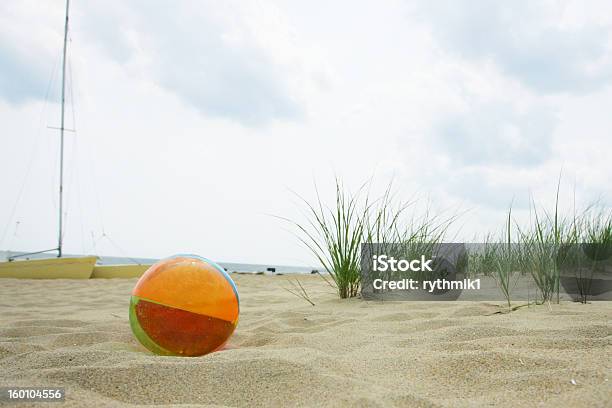 Photo libre de droit de Ballon De Plage Et Bateau banque d'images et plus d'images libres de droit de Balle ou ballon - Balle ou ballon, Ballon de plage, Bateau à voile