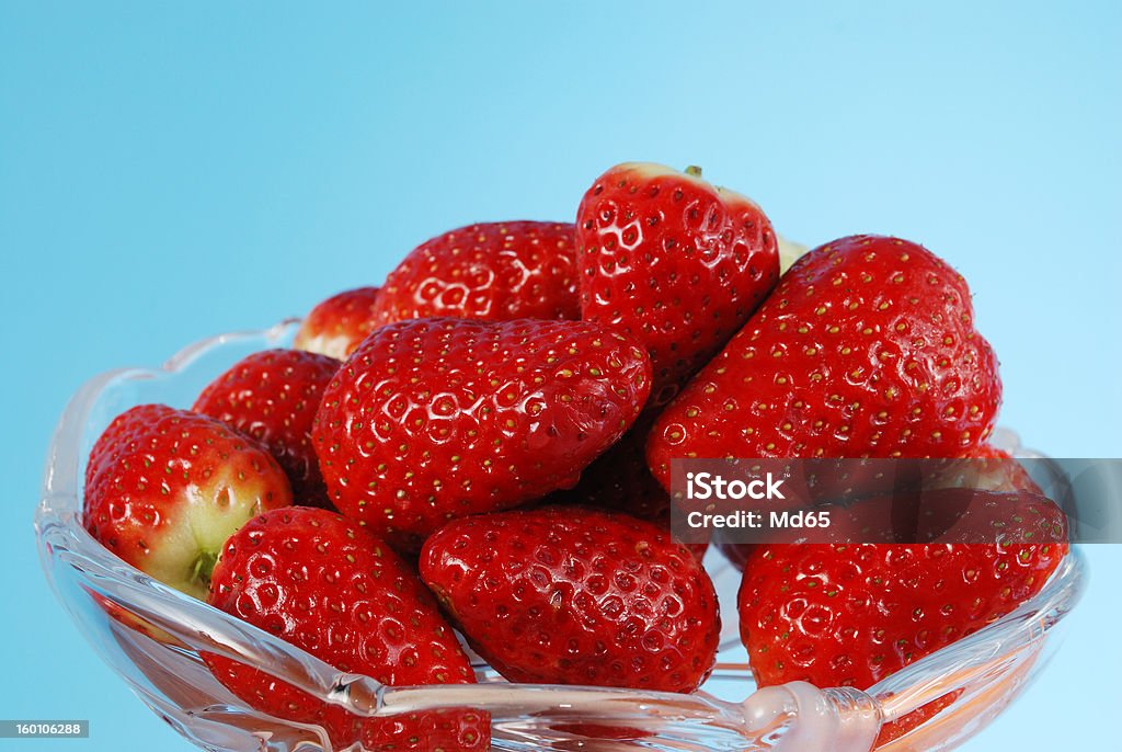 Fresas en una placa de vidrio - Foto de stock de Alimento libre de derechos