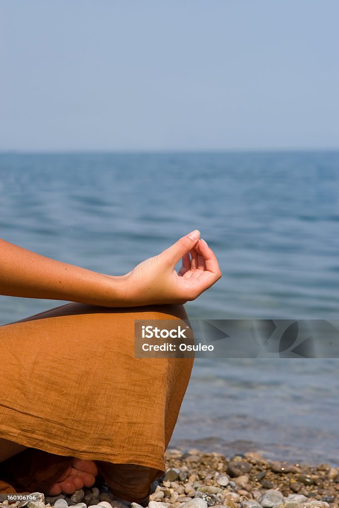 Jovem mulher meditação na praia - Foto de stock de Adulto royalty-free