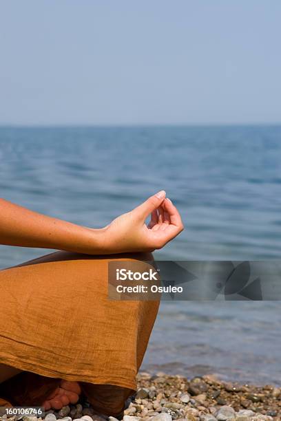 Foto de Jovem Mulher Meditação Na Praia e mais fotos de stock de Adulto - Adulto, Areia, Atividade Recreativa