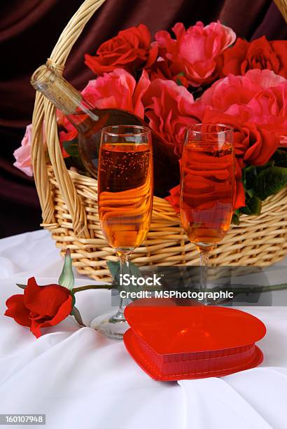 Счастливый День Святого Валентина — стоковые фотографии и другие картинки Вино - Вино, Корзина, Подарок