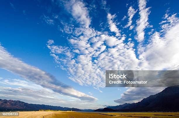 Foto de Céu Azul e mais fotos de stock de Cirro - Cirro, Cloudscape, Paisagem - Cena Não-urbana