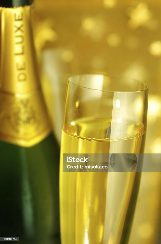 Taça de vidro e uma garrafa de champanhe - Foto de stock de Aberto royalty-free