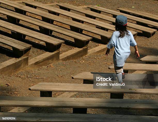 Passo Para Baixo Passo - Fotografias de stock e mais imagens de Ao Ar Livre - Ao Ar Livre, Atividade, Azul