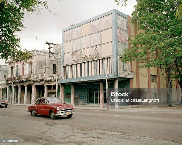 Foto de Automóvel Em Havana e mais fotos de stock de Cinema - Cinema, Cuba - Grandes Antilhas, América Latina