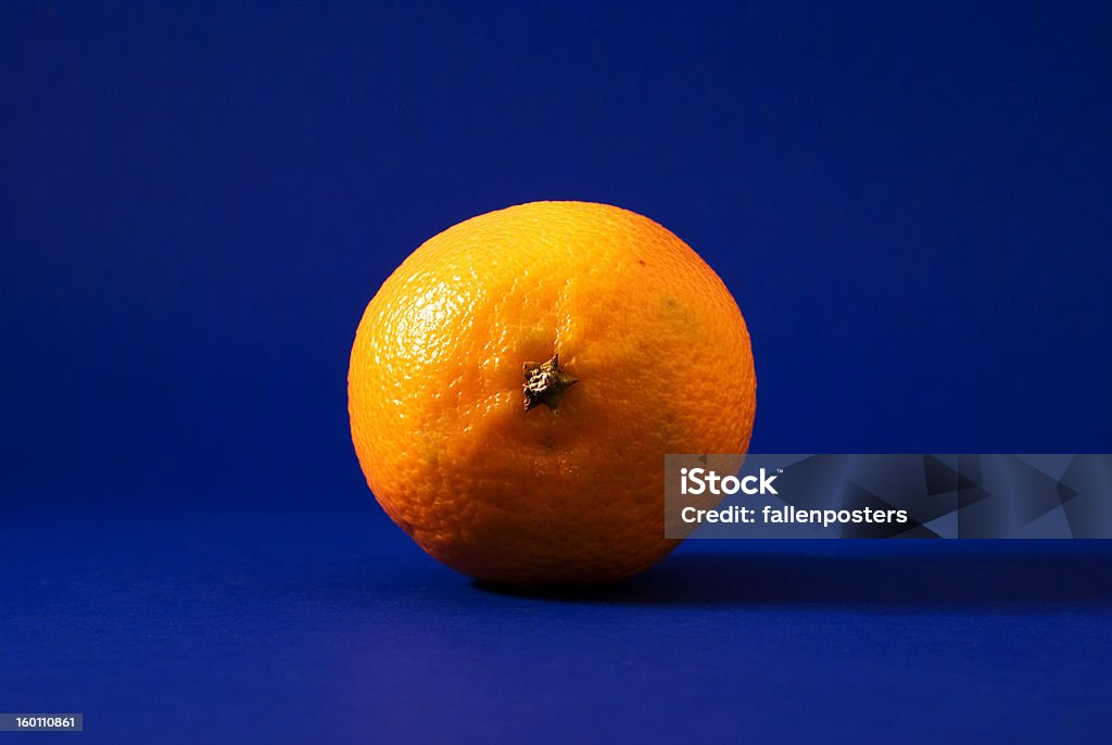 Pojedyncza mandaryński pomarańczowy bez szwu na niebieskim tle - Zbiór zdjęć royalty-free (Bez ludzi)