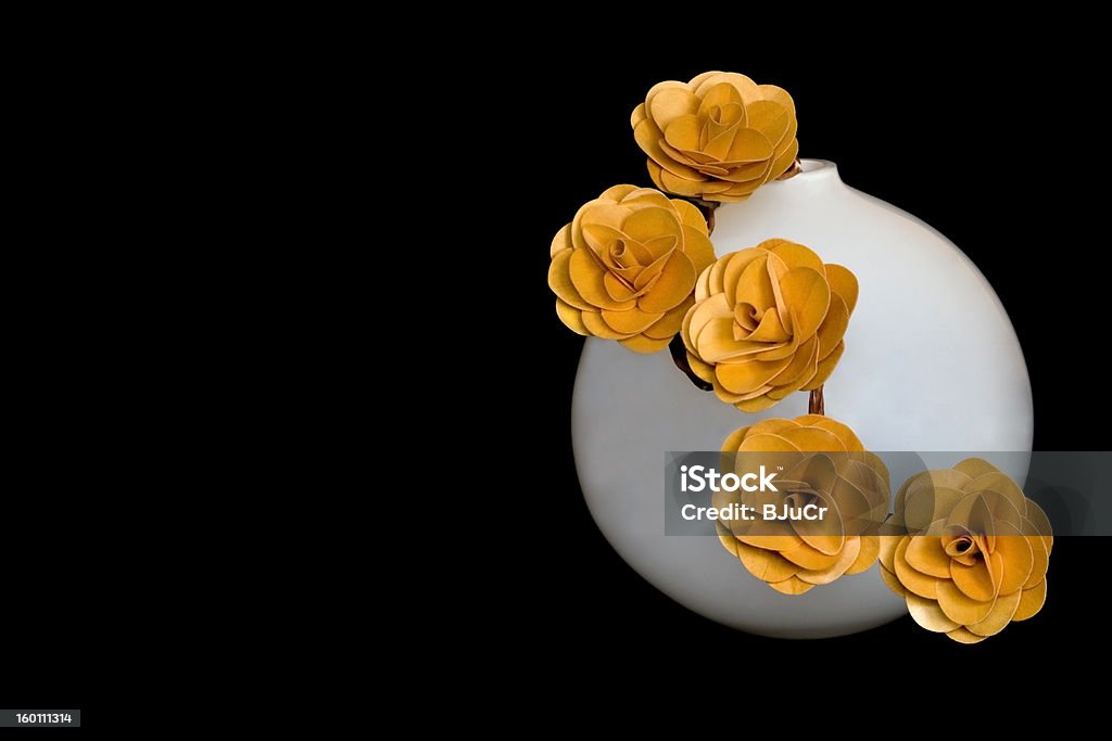 Белый Круглый ваза с Украшения и цветы - Стоковые фото Икебана роялти-фри