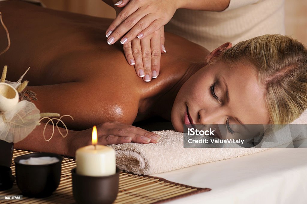 professional Massaggiatore facendo Massaggiare di femmina collo - Foto stock royalty-free di Adulto