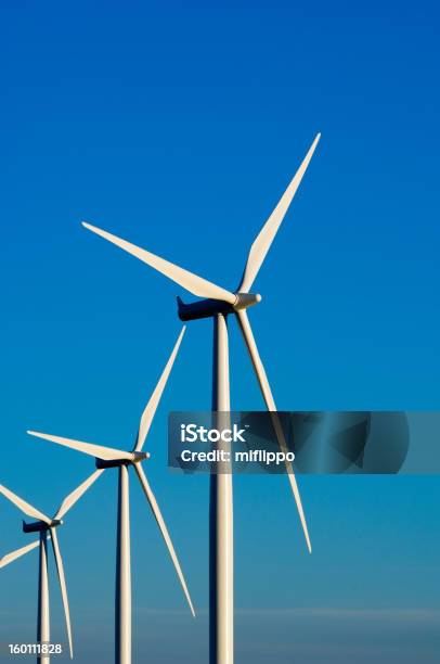 Moderne Windturbinen Oder Mills Bietet Energie Stockfoto und mehr Bilder von Ausrüstung und Geräte - Ausrüstung und Geräte, Blau, Drehen