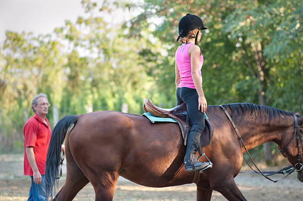 instrutor de equitação - teaching child horseback riding horse imagens e fotografias de stock