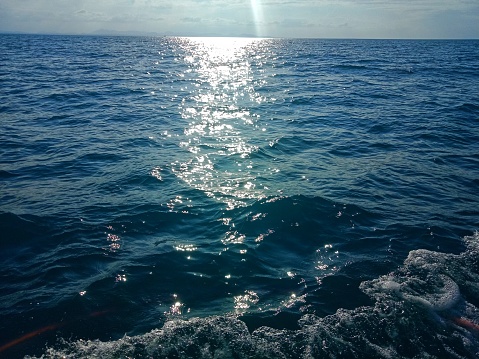 the atmosphere of the afternoon sun in the middle of the sea