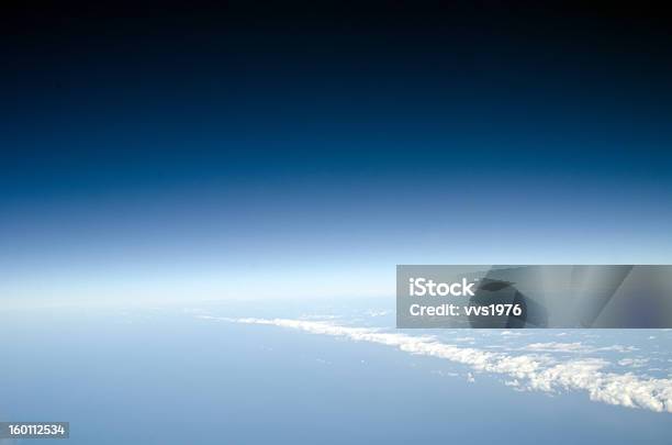 Blick Über Der Erde In Wolken Unten Stockfoto und mehr Bilder von Bildhintergrund - Bildhintergrund, Blau, Fotografie