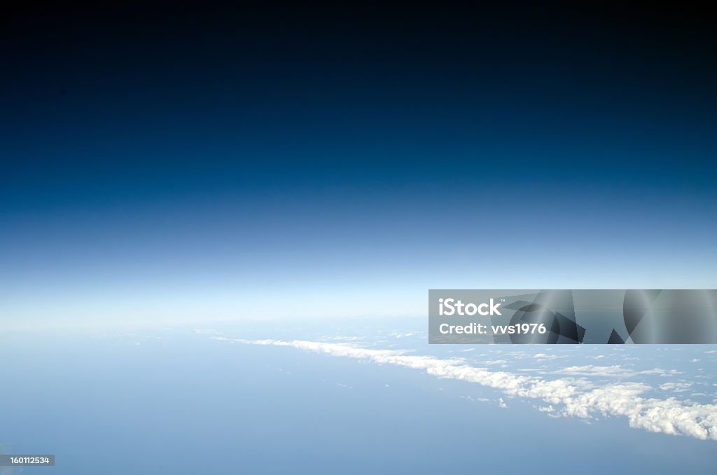 Vista sopra la Terra con nuvole di seguito - Foto stock royalty-free di Blu