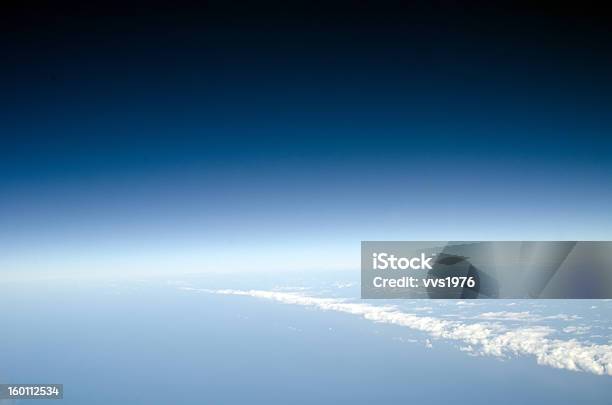 Vista Sopra La Terra Con Nuvole Di Seguito - Fotografie stock e altre immagini di Blu - Blu, Brillante, Cielo