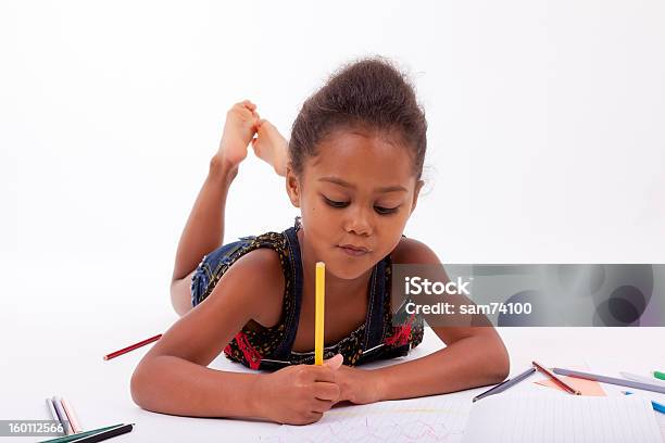 Pequena Menina Asiática Africana De Desenho - Fotografias de stock e mais imagens de Criança - Criança, Desenhar, Aluna