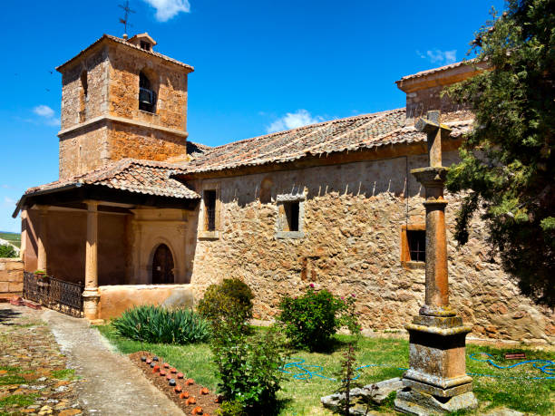istock Iglesia en Valvieja 1601125743